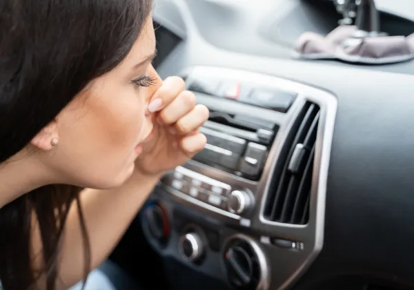 odeur de brûlé dans une voiture : que faire ?