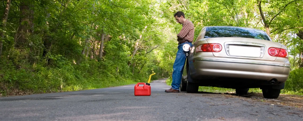 Panne d’essence en voiture : que faire et comment éviter de rester bloqué
