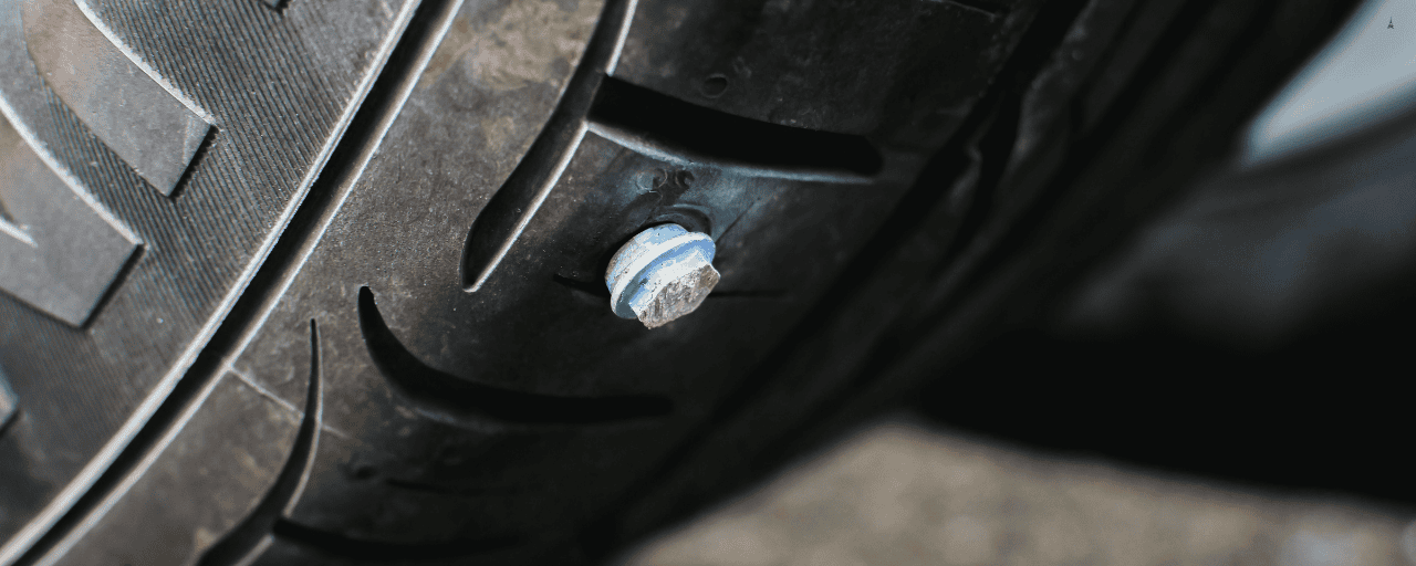 Clou dans pneu : causes, risques, réparation et solutions de mobilité